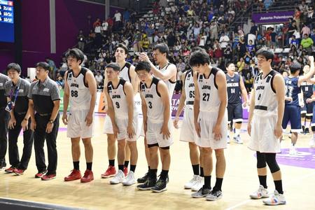 　バスケットボール男子１次リーグの香港戦で勝利し、観客にあいさつする日本の選手ら＝22日、ジャカルタ（共同）