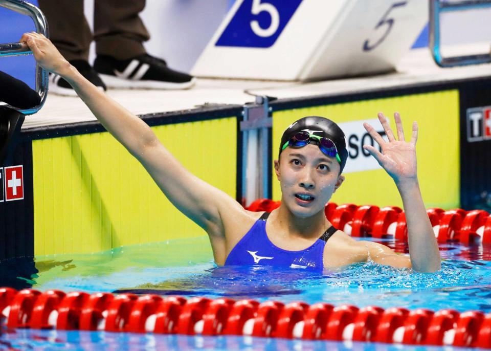 　女子４００メートル個人メドレー決勝　優勝し手を振る大橋悠依（共同）