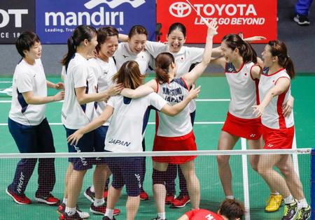 　女子団体決勝で優勝を決め、大喜びの日本チーム（共同）