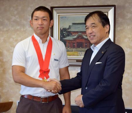 　佐賀県多久市の横尾俊彦市長（右）に全国高校野球選手権大会での優勝を報告した大阪桐蔭の柿木蓮投手＝２３日、多久市役所