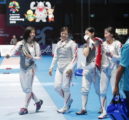 　女子フルーレ団体準決勝で韓国に勝利し、笑顔で引き揚げる（左から）辻、菊池、宮脇、東＝ジャカルタ（共同）