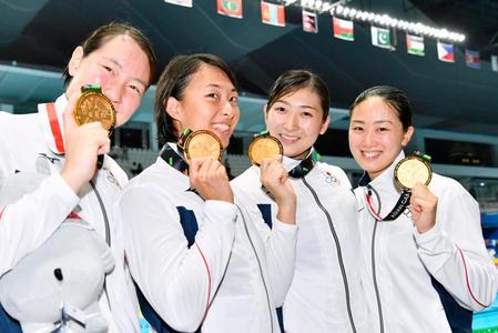 競泳女子４００メートルメドレーリレーで、３分54秒73の日本新記録で優勝した日本。左から酒井、鈴木、池江、青木智（共同）