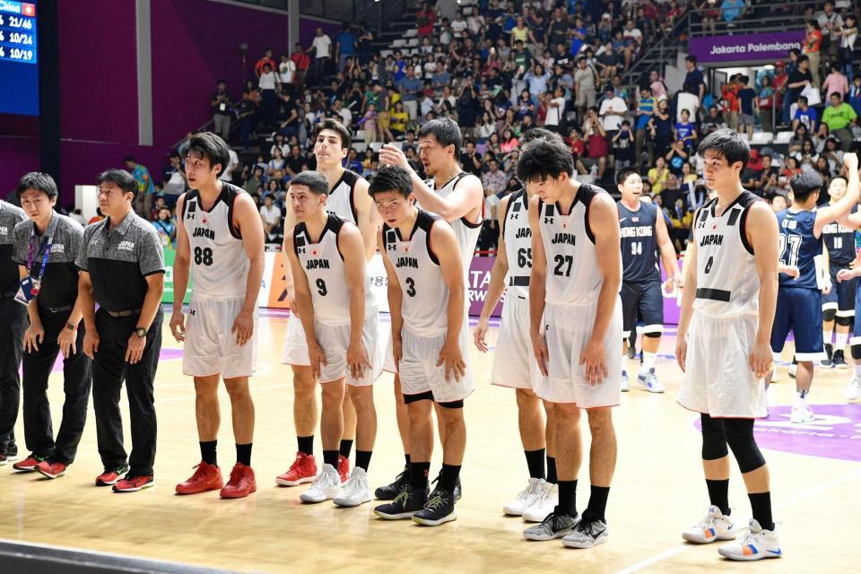 　バスケットボール男子１次リーグの香港戦で勝利し、観客にあいさつする日本の選手ら（共同）