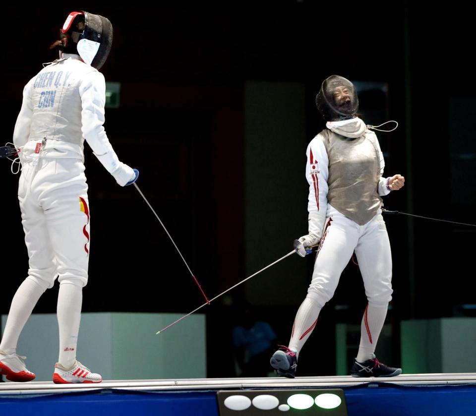 　女子フルーレ団体決勝　中国選手（左）からポイントを奪いガッツポーズする辻すみれ＝ジャカルタ（共同）