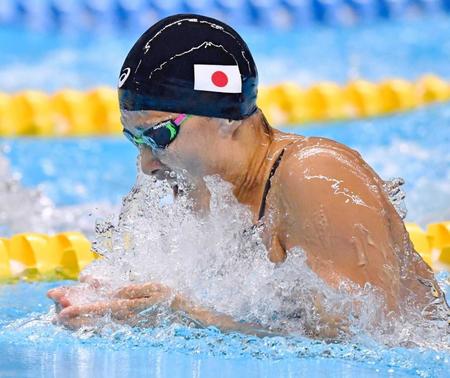 　女子５０メートル平泳ぎ決勝で、力強い泳ぎで優勝した鈴木聡美（共同）