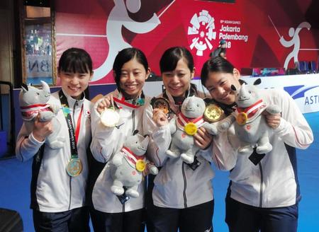 アジア大会史上初の金メダルを手にする女子フルーレ団体代表の（左から）東晟良、辻すみれ、菊池小巻、宮脇花綸