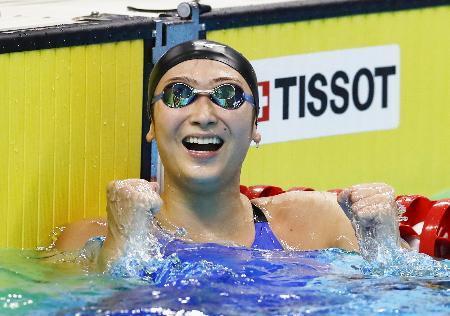 　ジャカルタ・アジア大会の競泳女子５０メートル自由形で優勝し、ガッツポーズする池江璃花子。日本選手の１大会最多金メダル数を更新する６冠を達成した＝２４日、ジャカルタ（共同）