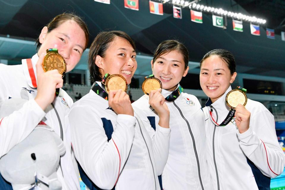 　競泳女子４００メートルメドレーリレーで、３分５４秒７３の日本新記録で優勝した日本。左から酒井、鈴木、池江、青木智（共同）