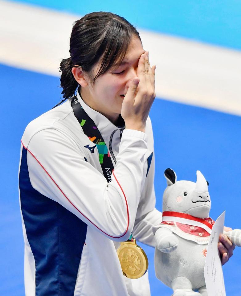 競泳女子50メートル自由形で優勝して６冠を達成、表彰式後に感極まる池江璃花子（共同）