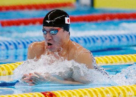 　男子５０メートル平泳ぎ決勝で優勝した小関也朱篤（共同）