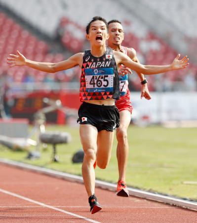 　男子マラソン　バーレーン選手（奥）と競り合いながら１位でゴールする井上大仁＝ジャカルタ（共同）