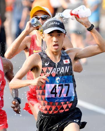 　男子マラソン　レース中盤、頭に水を掛けながら力走する園田隼＝ジャカルタ（共同）
