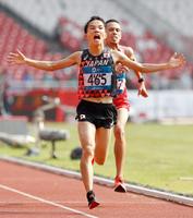 男子マラソン　バーレーン選手（奥）と競り合いながら１位でゴールする井上大仁＝ジャカルタ（共同）