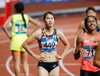 女子１００メートル予選　４着でゴールし、厳しい表情の福島千里（中央）＝ジャカルタ（共同）
