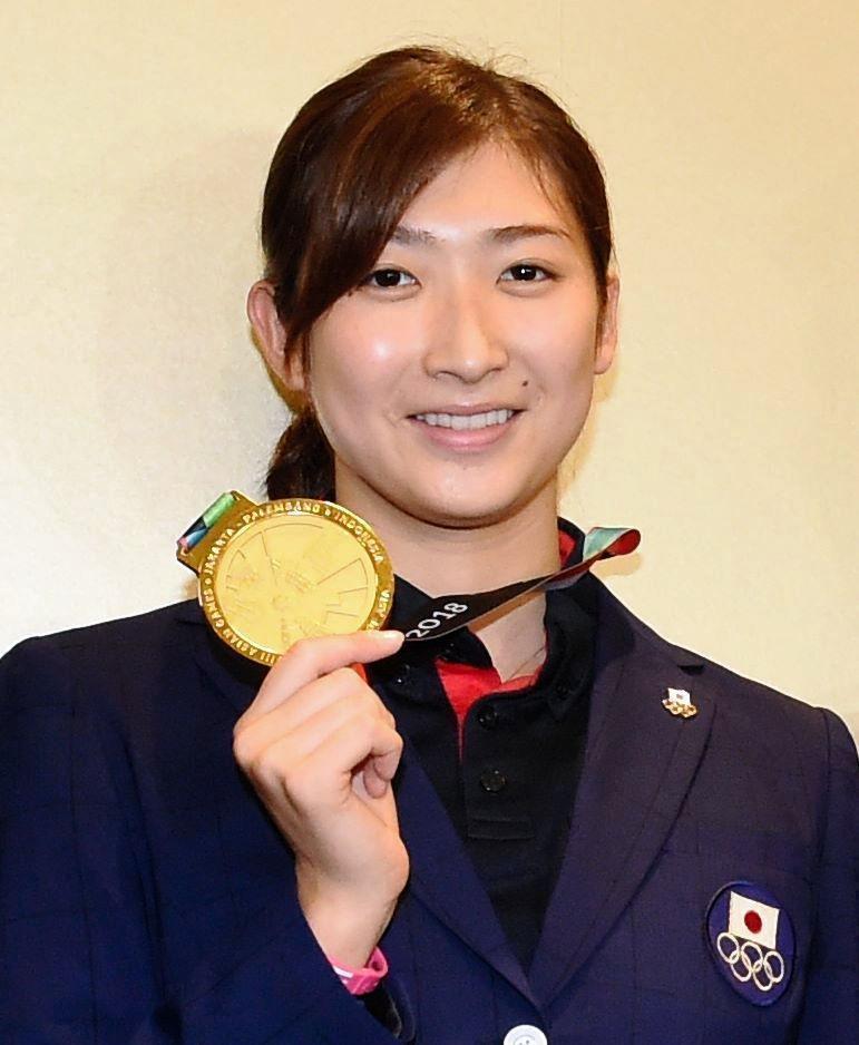 帰国後、金メダルを手に笑顔を浮かべる競泳女子の池江璃花子＝羽田空港（撮影・開出牧）