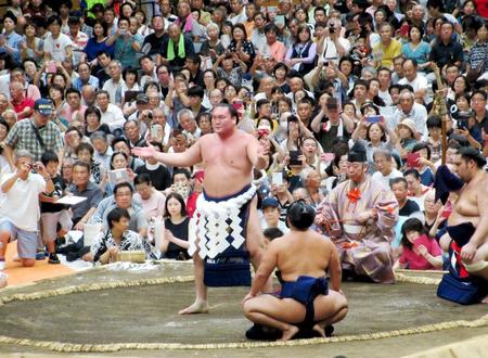 土俵入りを披露した白鵬