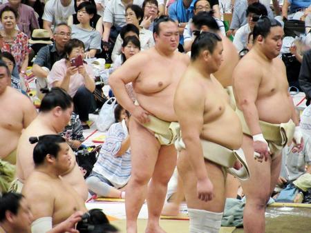 土俵上の稽古を見つめる稀勢の里（中央）