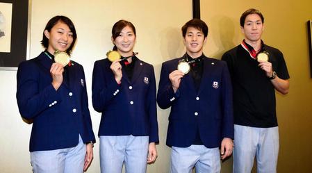 　帰国後、金メダルを手に笑顔の（左から）鈴木聡美、池江璃花子、瀬戸大也、小関也朱篤