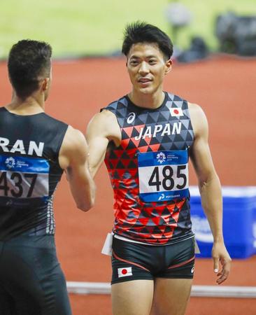 　男子１００メートル準決勝　１着でゴールし笑顔の山県亮太（右）。決勝進出を決めた＝ジャカルタ（共同）