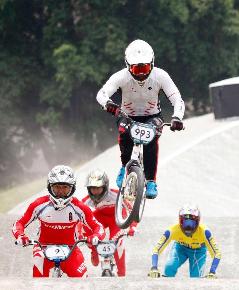 　男子ＢＭＸ決勝　力走する長迫吉拓（手前）＝共同