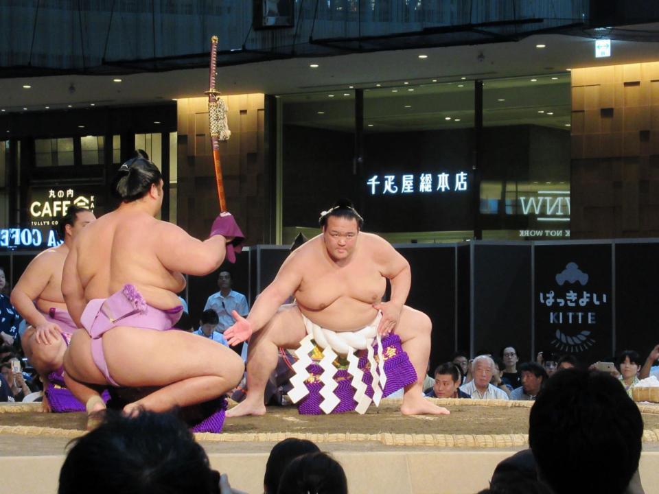 横綱土俵入りを披露する稀勢の里