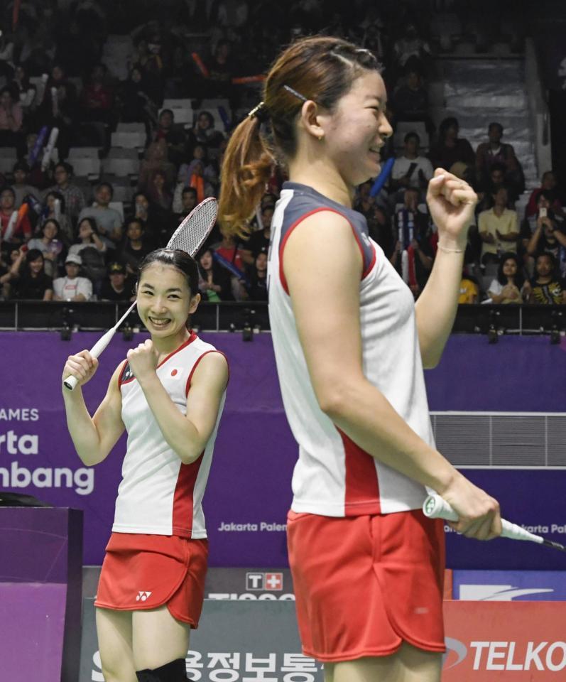　女子ダブルスで決勝進出を決め、ガッツポーズする高橋礼（右）、松友組＝ジャカルタ（共同）