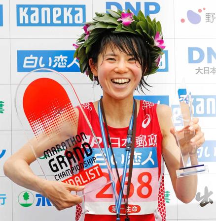 　女子で優勝し、２０２０年東京五輪マラソン代表選考会の出場権を獲得した鈴木亜由子