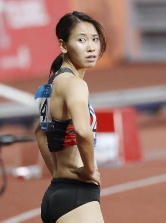 　女子１００メートル予選で４着でゴールし、厳しい表情の福島千里。