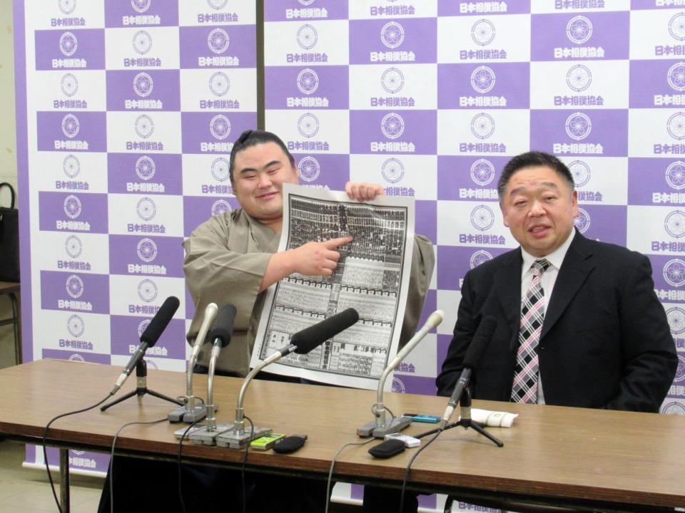 新入幕を果たし師匠の千賀ノ浦親方（右）と並び会見した隆の勝