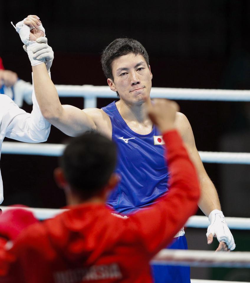 　男子ライトウエルター級２回戦で、インドネシア選手に判定勝ちした成松大介＝ジャカルタ（共同）