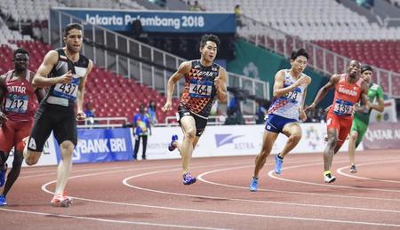 　男子２００メートル準決勝　力走する飯塚翔太（左から３人目）＝ジャカルタ（共同）