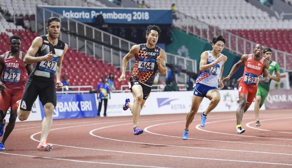 　男子２００メートル準決勝　力走する飯塚翔太（左から３人目）＝ジャカルタ（共同）