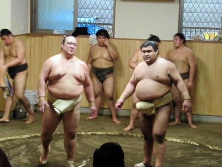 稀勢の里（左）と三番稽古を行った高安