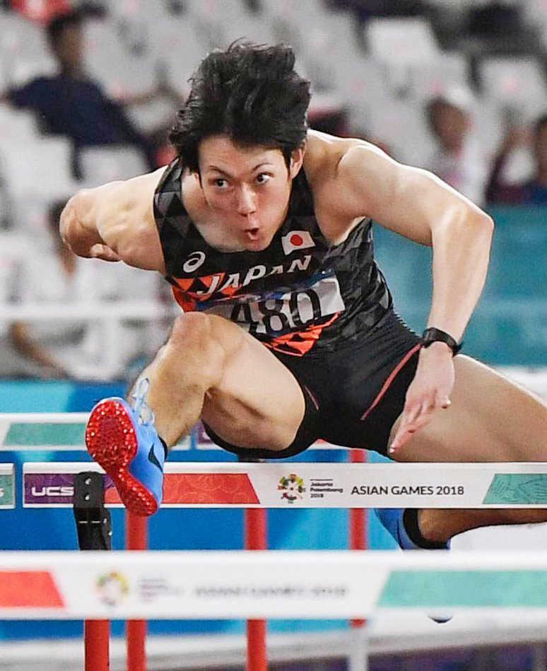 　男子１１０メートル障害決勝で力走する高山峻野（共同）