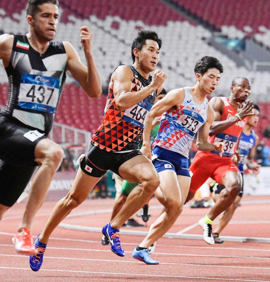 　男子２００メートル準決勝で力走する飯塚翔太（左から２人目）＝共同