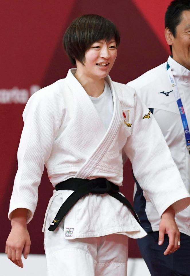 女子52キロ級で金メダルを獲得し、笑顔で引き揚げる角田夏実＝ジャカルタ（共同）