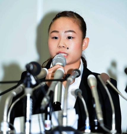 　会見で質問に答える宮川紗江