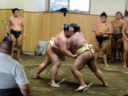 高安（右）をがっちり組み止める稀勢の里