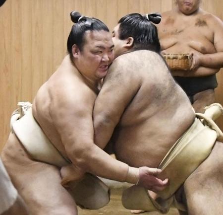 　高安（右）と稽古する稀勢の里＝東京都江戸川区の田子ノ浦部屋