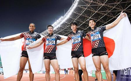 　陸上男子４００メートルリレーで優勝し、笑顔を見せる（右から）山県、多田、桐生、ケンブリッジの日本チーム