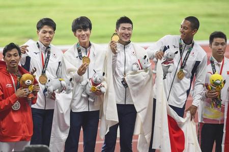 　男子４００メートルリレーで優勝し、表彰式で笑顔を見せる（左から２人目から）山県、多田、桐生、ケンブリッジの日本チーム（共同）