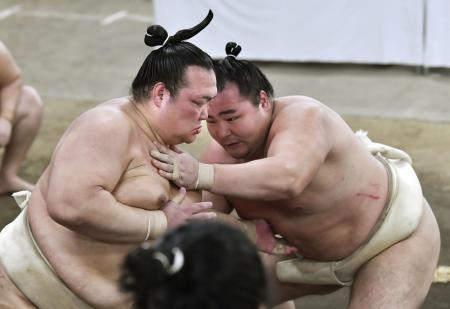 稀勢の里、鶴竜らに４勝４敗 秋場所前の稽古総見