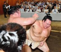 豪栄道（左）と激しい稽古をする稀勢の里＝両国国技館（撮影・中田匡峻）