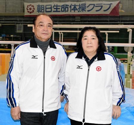 　日本体操協会の塚原光男副会長（左）と塚原千恵子女子強化本部長