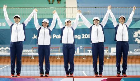 　女子団体で金メダルを獲得した（左から）林田、半谷、黒木、高橋、尾上＝パレンバン（共同）