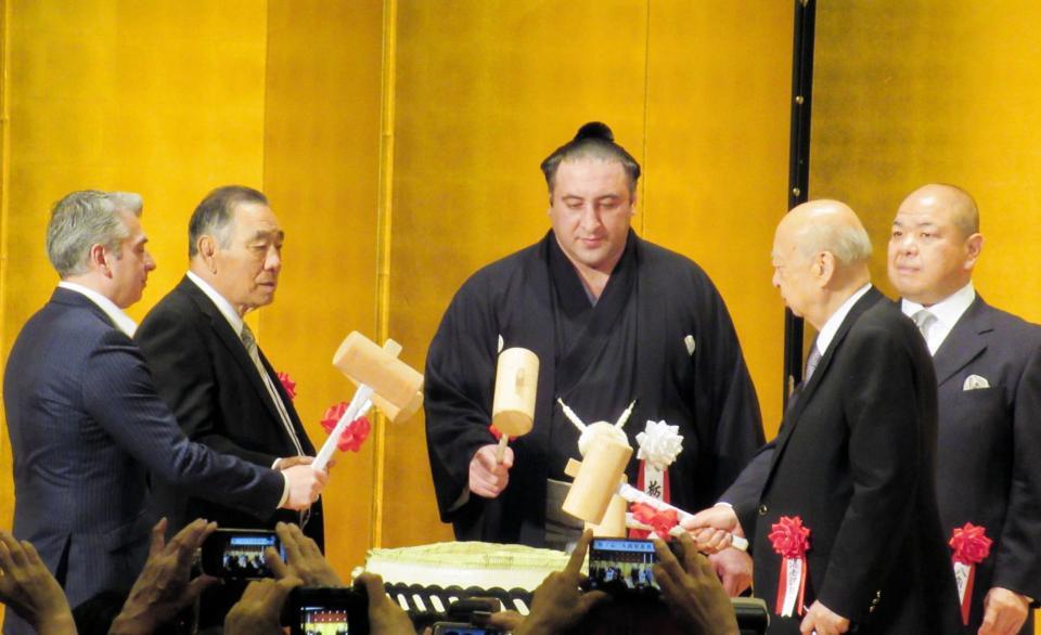 大関昇進披露で鏡開きをする栃ノ心（中央）。右は八角理事長