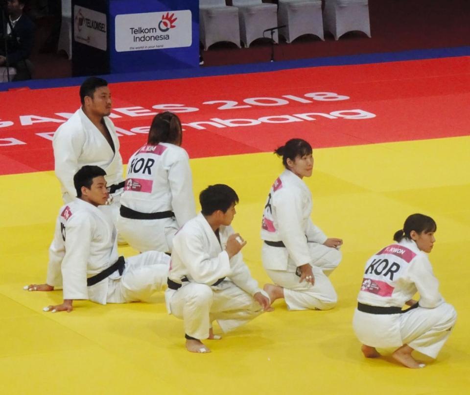 ３勝３敗で日本に敗れたが、裁定に納得できず座り込んで抗議する韓国チーム