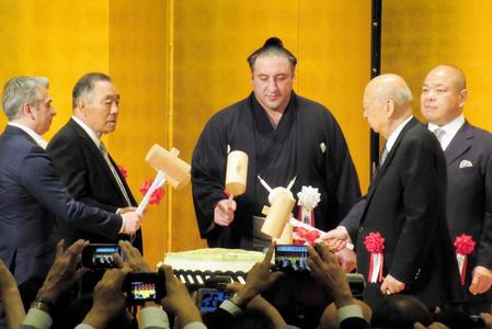 　大関昇進披露で鏡開きをする栃ノ心（中央）。右端は八角理事長