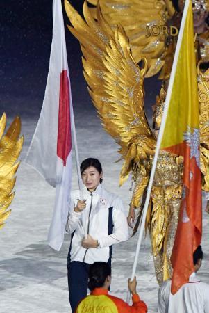　ジャカルタ・アジア大会の閉会式で日本の旗手として入場する競泳の池江璃花子＝２日（共同）
