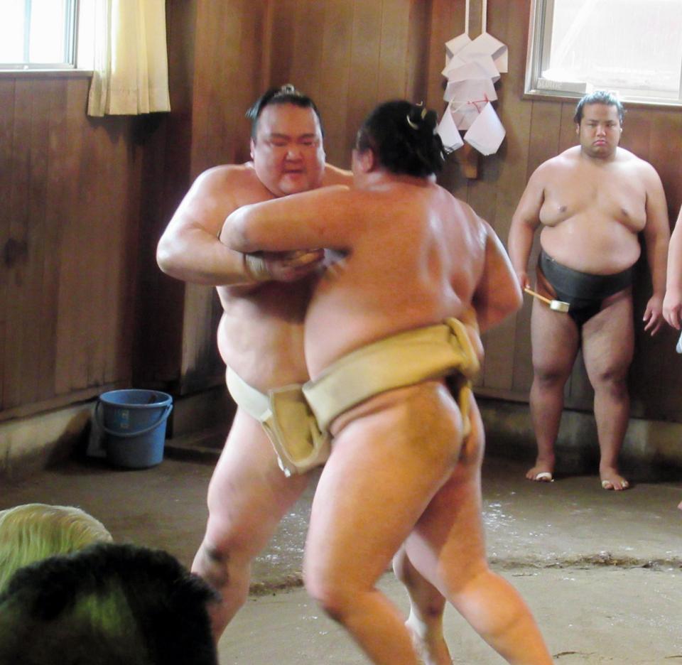 玉鷲（手前）の寄りをこらえる稀勢の里